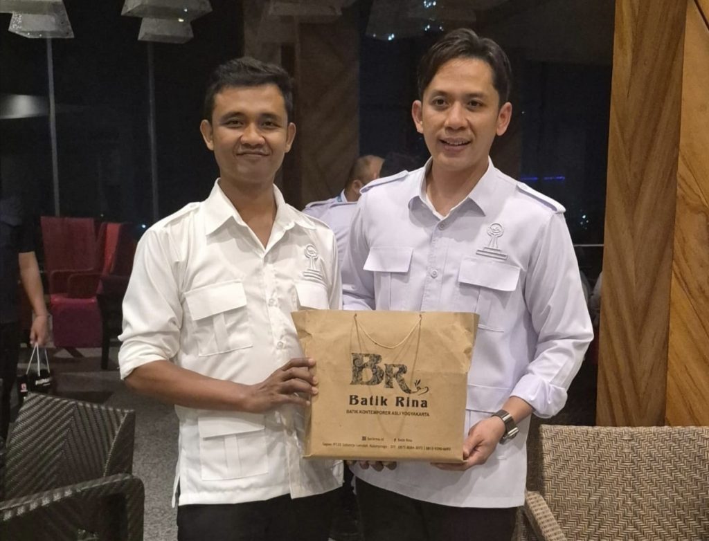 Ketua BP2KP Ridho Sinto (kiri) menyerahkan batik garapan pengrajin lokal Kulon Progo, Batik Rina, kepada Bupati Lampung Selatan, Egi Prasetyo. (Foto: Dok BP2KP).