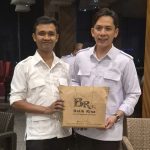 Ketua BP2KP Ridho Sinto (kiri) menyerahkan batik garapan pengrajin lokal Kulon Progo, Batik Rina, kepada Bupati Lampung Selatan, Egi Prasetyo. (Foto: Dok BP2KP).