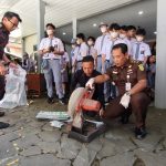 Kejari Salatiga memusnahkan barang bukti dari 51 perkara pidum, termasuk 33 kasus narkotika, psikotropika, dan obat terlarang.