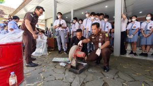 Kejari Salatiga memusnahkan barang bukti dari 51 perkara pidum, termasuk 33 kasus narkotika, psikotropika, dan obat terlarang.