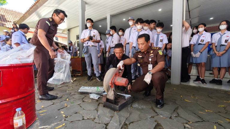 Kejari Salatiga memusnahkan barang bukti dari 51 perkara pidum, termasuk 33 kasus narkotika, psikotropika, dan obat terlarang.